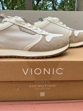 New In Box Vionic Monarch Womens Size 5 M White Smt Suede Lace Up Sneakers